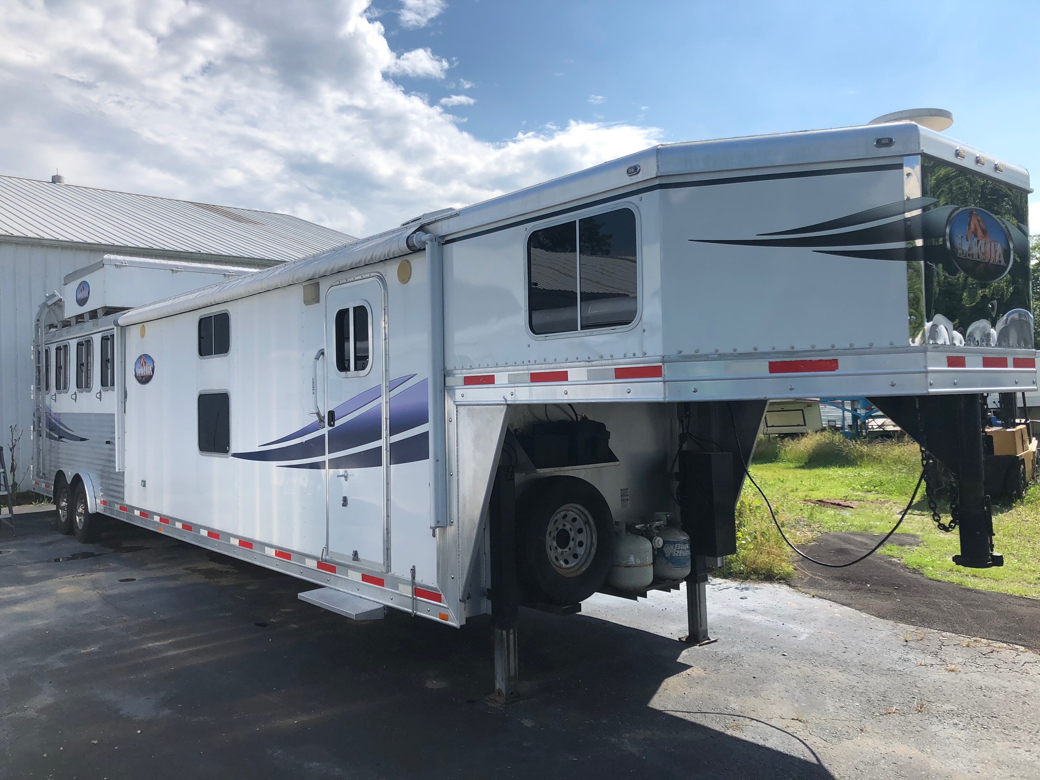 2009 Lakota 4 Horse With Living, Lq Horse Trailers With Bunk Beds